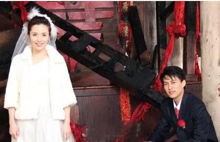 靳东李佳结婚照：两人情史细节被揭秘