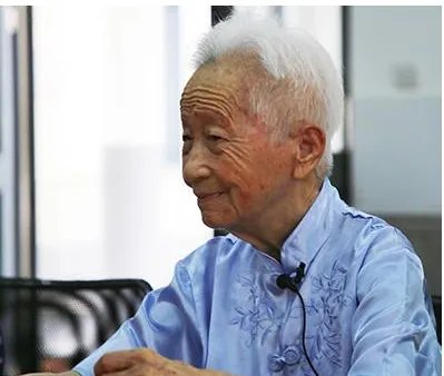 老人抱团养老15年后捐楼，这是怎么回事？