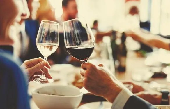 新员工不喝领导敬酒被打耳光 银行回应:处罚责任人