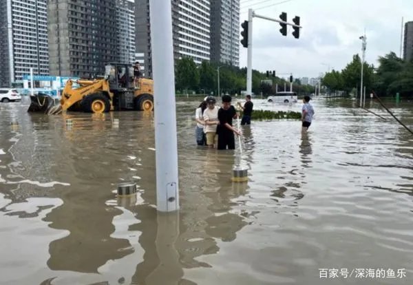 在郑州地铁5号线车厢里给大家鼓劲儿的女子去世了,她是如何“掉队”的?