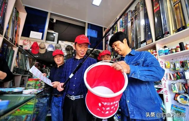 钓鱼人化绍新,李大毛越钓越有钱;更多人“钓鱼穷三年”,请问大家怎么看待这个现象?