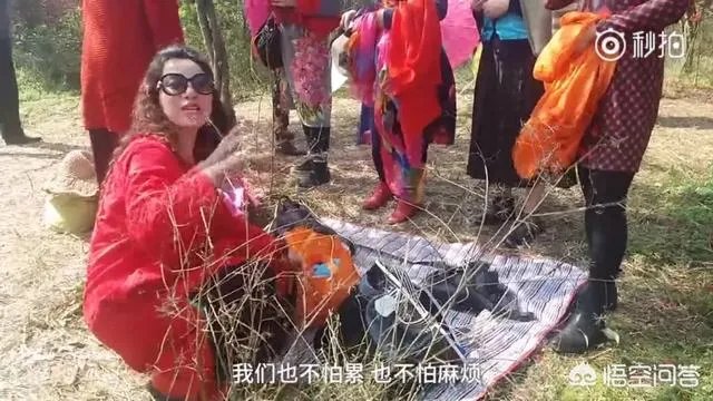 阿姨们照相带7条丝巾挪10次地方,丝巾墨镜成妈妈拍照必备,你的妈妈爱拍丝巾照吗?