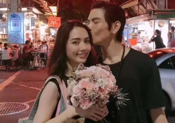 向佐晒与郭碧婷合影并高调表白,他们夫妻有哪些相处之道?