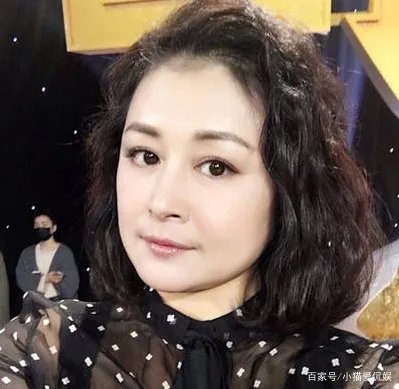 于月仙车祸去世,四人同乘一辆车,唯独她当场去世,谁来承担这起事故责任?