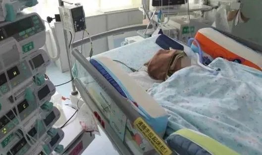 三把菜刀从天而降怎么回事:又一惊险的高空坠物事件