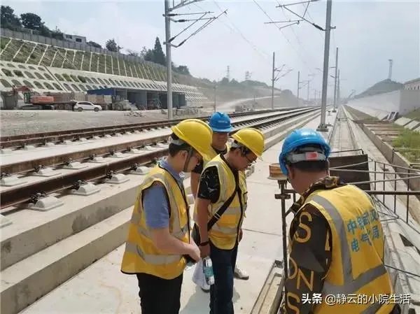 成贵高铁正式开通,村民站满山坡观看,首发车经过现场集体欢呼, 你怎么看?