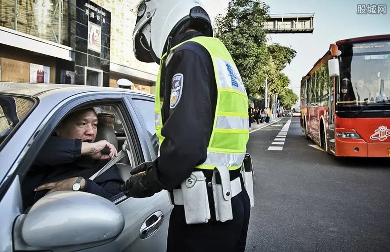 禁停道路抓拍神器 违停罚200元记3分