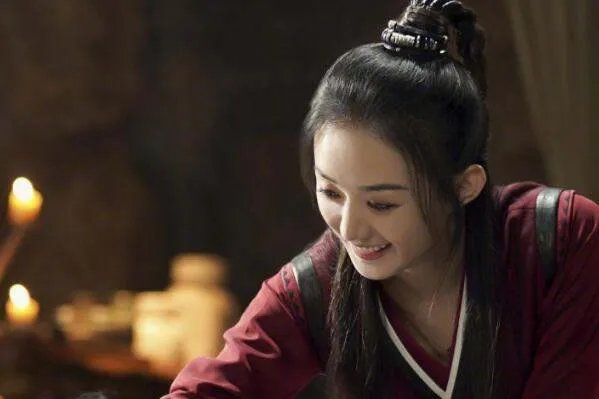 有翡新剧照发布，为啥赵丽颖的服装还是平平无奇？