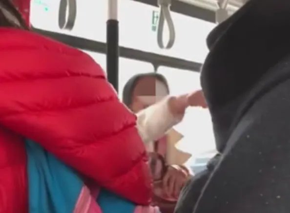 济南一小学生为何遭老太打骂?