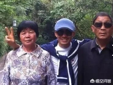王宝强陪父母逛街买衣服,而我们孝顺了我们的父母吗?