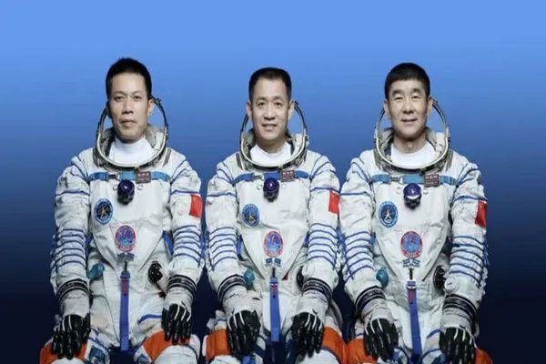 3名航天员离开空间站前敬礼致谢,他们为航天事业做出了哪些贡献?