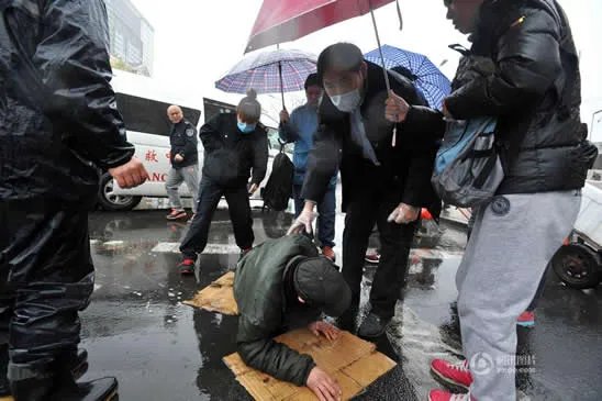 老人雨中摔伤众人撑伞救护:搭把手这都不叫事