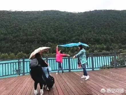 阿姨们照相带7条丝巾挪10次地方,丝巾墨镜成妈妈拍照必备,你的妈妈爱拍丝巾照吗?