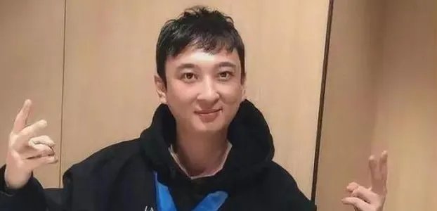王思聪春节在三亚吃大鹅,还跟老板豪爽碰杯,你怎么看?