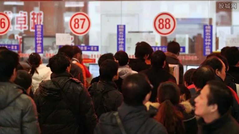 乘警抓获高铁惯偷 过年买票搭高铁要注意什么问题
