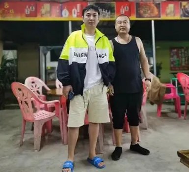 王思聪春节在三亚吃大鹅,还跟老板豪爽碰杯,你怎么看?
