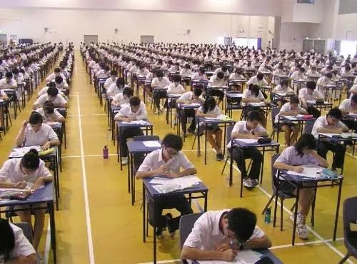 学校因考生太多让学生跪在操场考试,还有哪些奇葩的考试方式?