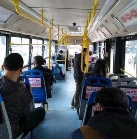 老人坐过站和司机抢方向盘,这种人是否该限制公交出行呢?