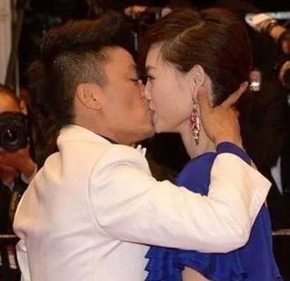 演员王宝强儿女首曝光照片 揭其妻子马蓉性感照