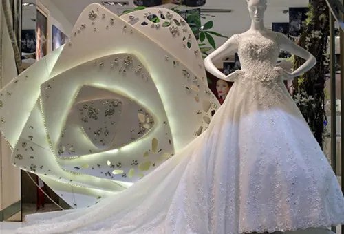成都卖婚纱礼服的地方推荐 实体店婚纱多少钱一套