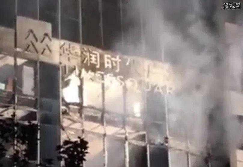 涓婃捣娴︿笢涓€鍟嗗姟妤兼繁澶滆捣鐏� 鐜板満鐏厜鍐插ぉ鎹熷け鎯ㄩ噸