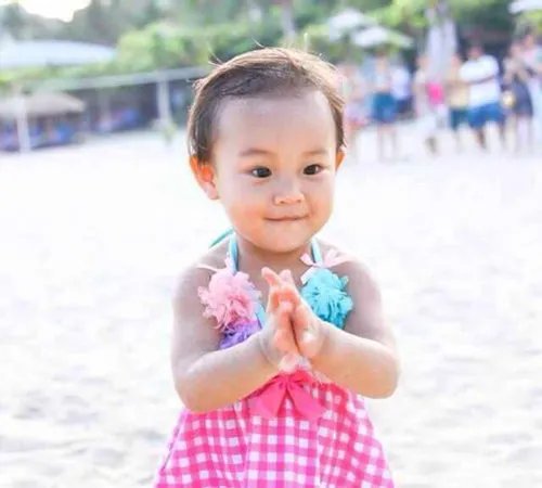 贾乃亮李小璐女儿照片大合集 国民闺女萌翻天！