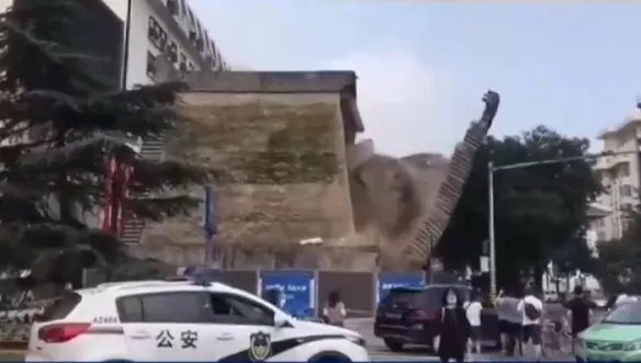 官方通报西安明秦王府城墙坍塌 西安明秦王府一处城墙坍塌瞬间