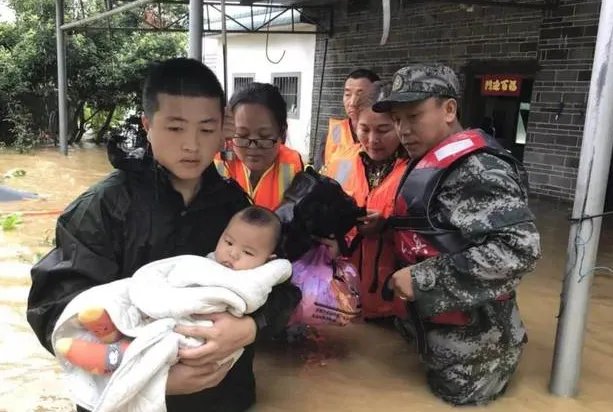 婴儿为何会为消防战士“撑伞”?