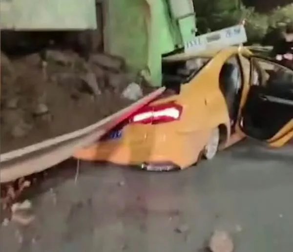 “伤情严重,乘客真倒霉!”西安一渣土车侧翻压扁出租车,这到底怎么回事?