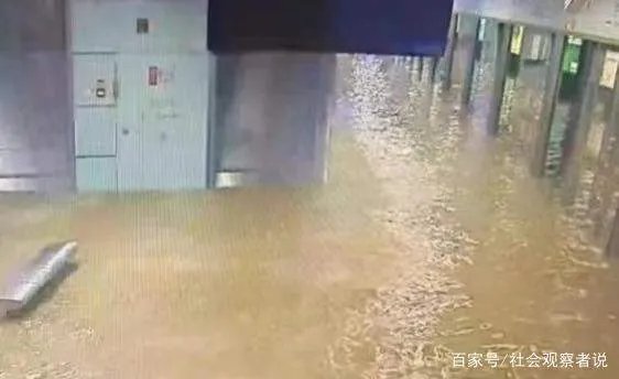 在郑州地铁5号线车厢里给大家鼓劲儿的女子去世了,她是如何“掉队”的?