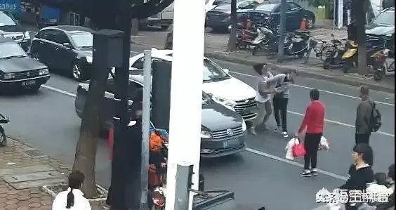 母女违规横穿马路,女司机鸣笛提醒却遭暴扇十几个耳光,你怎么看?