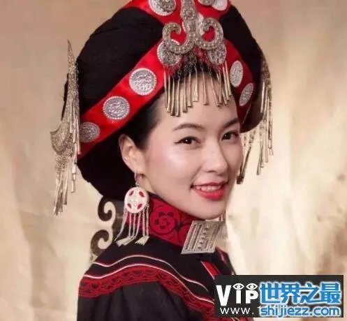 彝族第一美女:玛嘿阿依,选美大赛上惊艳众人(多图)