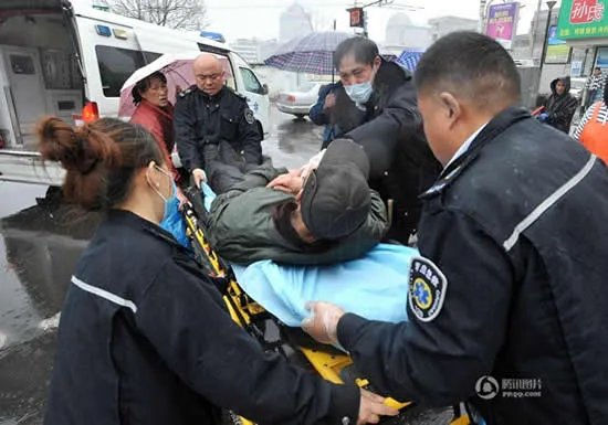 老人雨中摔伤众人撑伞救护:搭把手这都不叫事