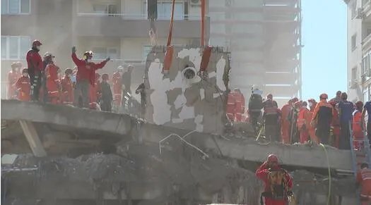 爱琴海地震母亲摇晃中紧护孩子,当地的地震造成了多大的损失?