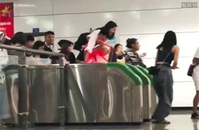 乘客集体跳闸逃票 乘客不愿意排队买票怎么回事