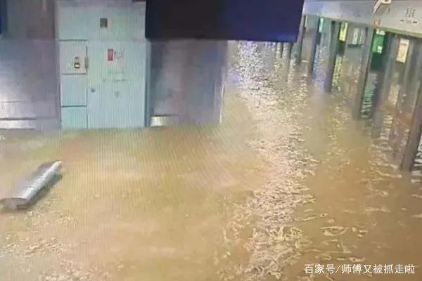 在郑州地铁5号线车厢里给大家鼓劲儿的女子去世了,她是如何“掉队”的?