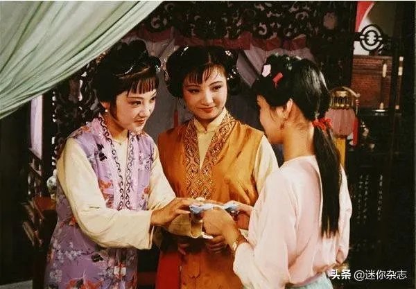 太子妃和皇上在树上玩耍他们不在乎风言风语