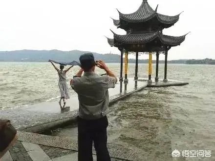 阿姨们照相带7条丝巾挪10次地方,丝巾墨镜成妈妈拍照必备,你的妈妈爱拍丝巾照吗?
