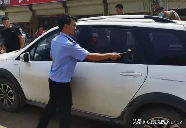 山东菏泽1岁娃被锁车内,民警要砸窗救人,孩子妈妈坚持“再等等”,她想等啥?