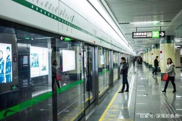在郑州地铁5号线车厢里给大家鼓劲儿的女子去世了,她是如何“掉队”的?