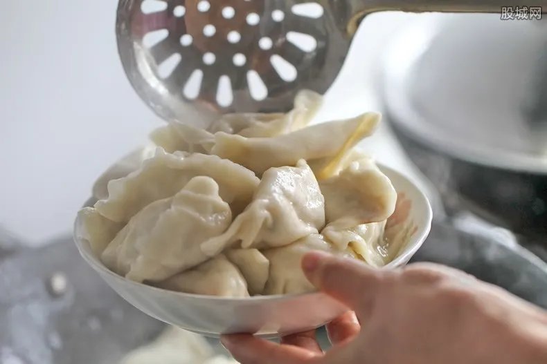 水饺吃出塑料 超市客服称有异物很正常