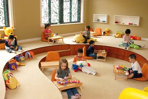女童被锁幼儿园二楼后坠楼,责任到底怎么算?