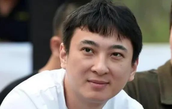 王思聪春节在三亚吃大鹅,还跟老板豪爽碰杯,你怎么看?