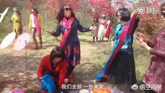 阿姨们照相带7条丝巾挪10次地方,丝巾墨镜成妈妈拍照必备,你的妈妈爱拍丝巾照吗?