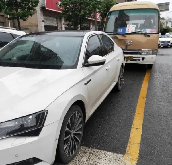 斯柯达速派遭小客车追尾，结果是怎样的？