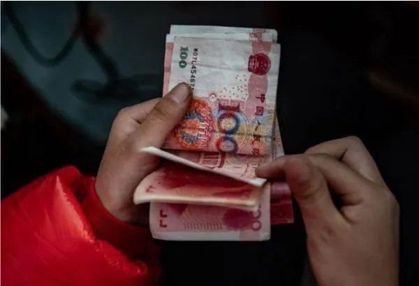 18万元现金被误当垃圾扔,小区老太太以为是冥币,最终是如何处理的?