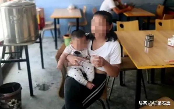 山东菏泽1岁娃被锁车内,民警要砸窗救人,孩子妈妈坚持“再等等”,她想等啥?