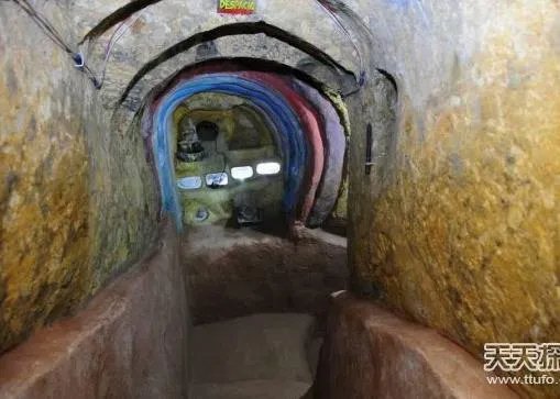 老人山上挖洞:竟挖出一座地宫(组图)