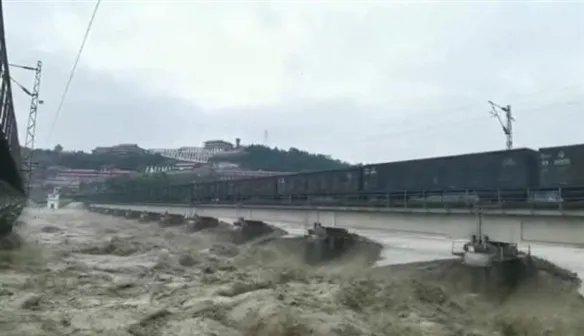 四川8100吨重车压梁应对洪峰过境 重车压梁应对洪峰
