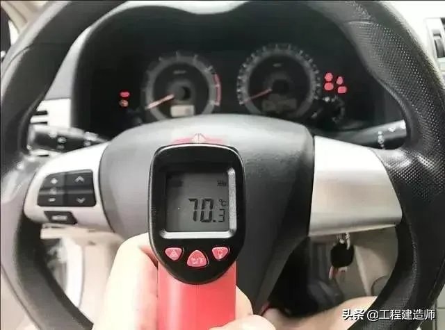山东菏泽1岁娃被锁车内,民警要砸窗救人,孩子妈妈坚持“再等等”,她想等啥?